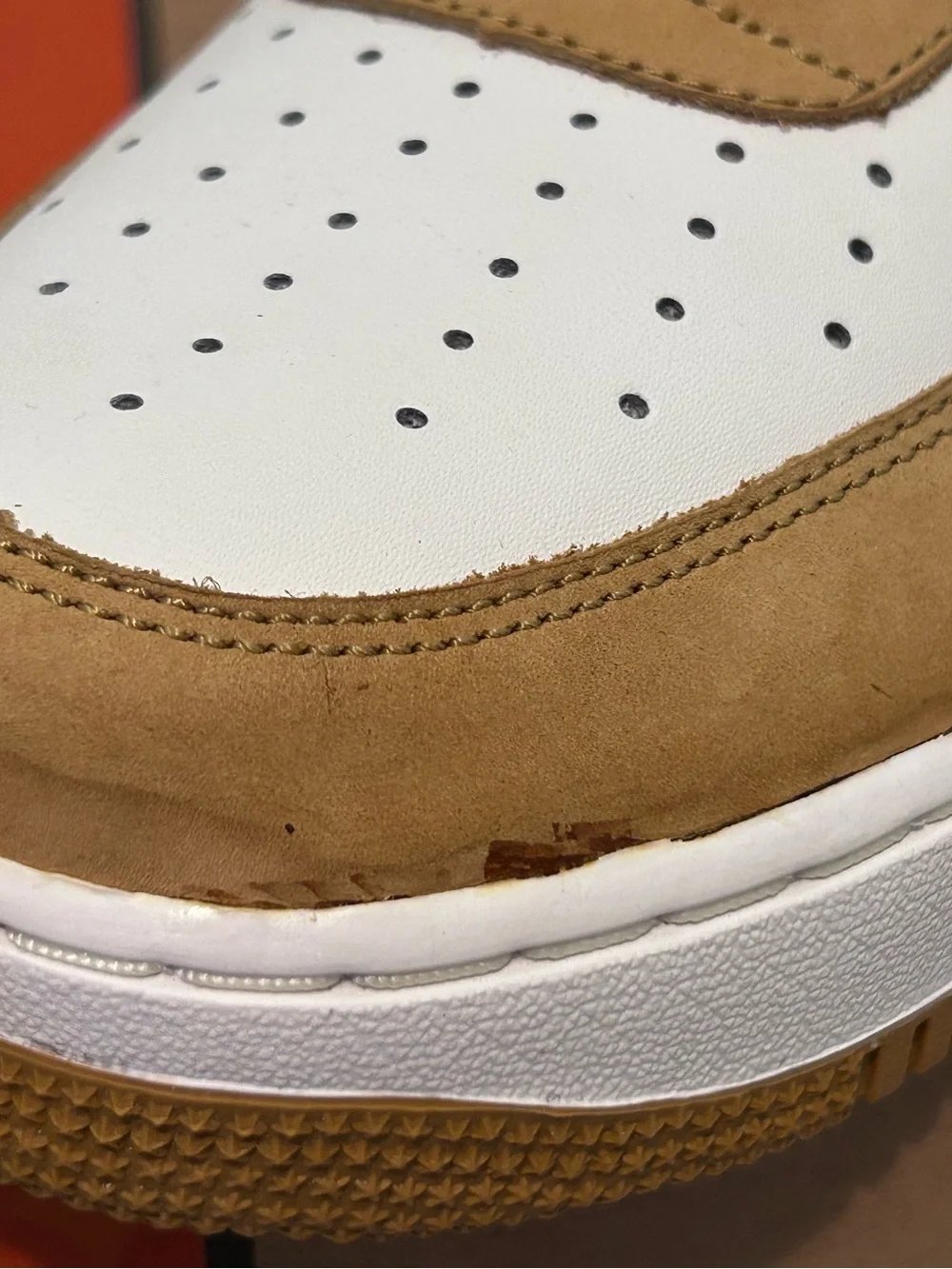 Nike Men's Low Top Sneakers in White & Brown with Drawstring Bag